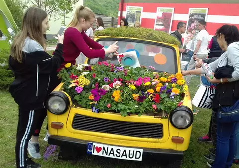 Trabantul cu flori face senzație în Năsăud GALERIE FOTO