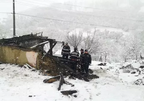 Trei copii au murit într-un incendiu, în Bacău