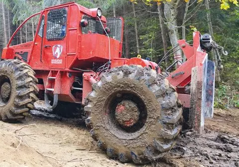 Un bărbat din județul Suceava a fost strivit de utilajul forestier pe care lucra