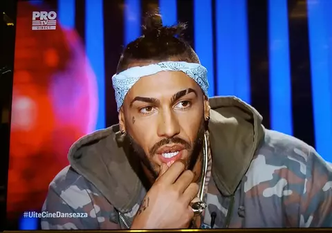 Alex Velea a dus-o greu de tot. Vindea haine cu sacul de rafie în spate pe străzi