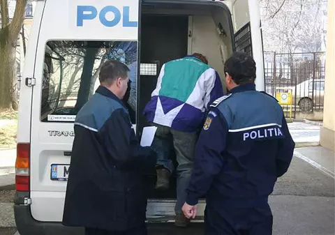 Un vasluian a folosit uleiul din candelă ca lubrifiant pentru a viola o bătrână