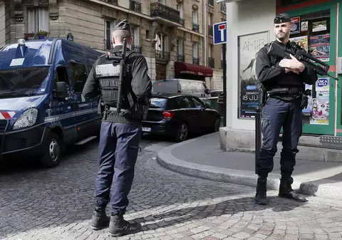 Alegeri în Franța: Violențe între "antifasciști" și poliție la Paris