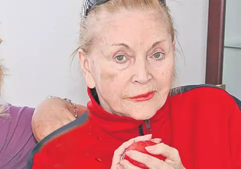 Cine o vizitează pe Zina Dumitrescu la azil. "Vine des la mine"