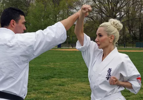 Un multiplu campion la karate și scriitoarea Ioana Lee promovează sportul românesc în SUA