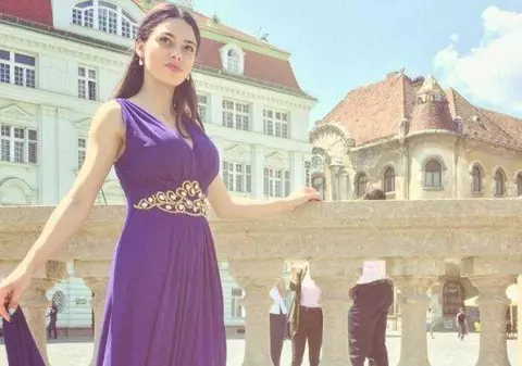 Lucrează de la 12 ani, a fost babysitter şi hostess, și speră să ajungă pe marile scene ale lumii