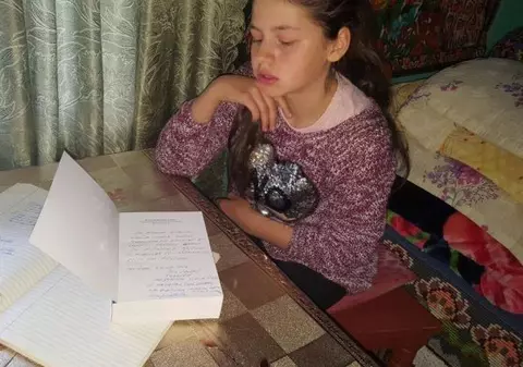 Mica poetă din vârf de deal visează să își vadă numele pe coperta unei cărți