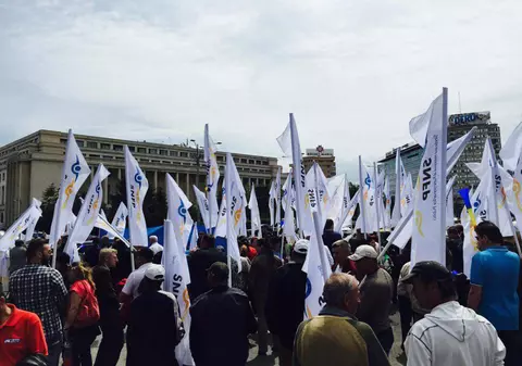 Sindicatul Naţional al Funcţionarilor Publici protestează față de legea salarizării unice; Lia Olguța Vasilescu: Ceva mai multă consecvenţă ar fi de preferat