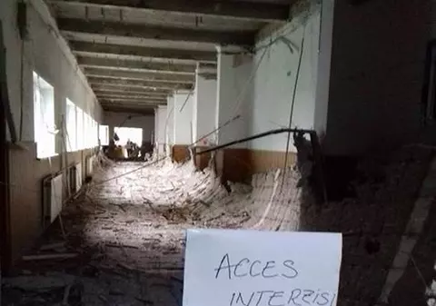 Opoziția acuză: Conducerea școlii din Sectorul 5 a semnalat Primăriei starea precară a tavanului; Se cere verificarea tuturor școlilor