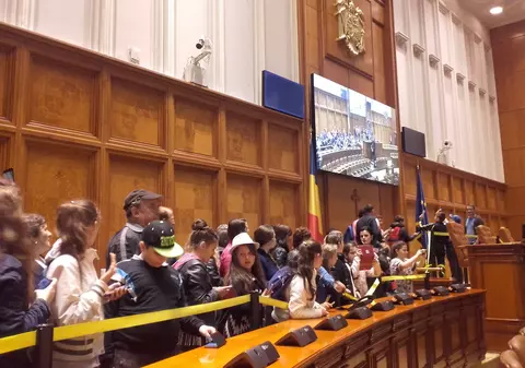 REPORTAJ. Ce impresie le-a lăsat copiilor Parlamentul: Liviu Dragnea este ”o vedetă”, iar sala de plen este mai mare decât Arena Națională