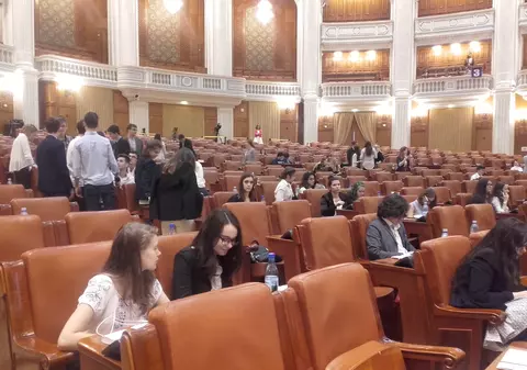 Elevii de liceu au fost parlamentari pentru o zi: Au lucrat cinci ore, și nu au avut nicio absență în plen