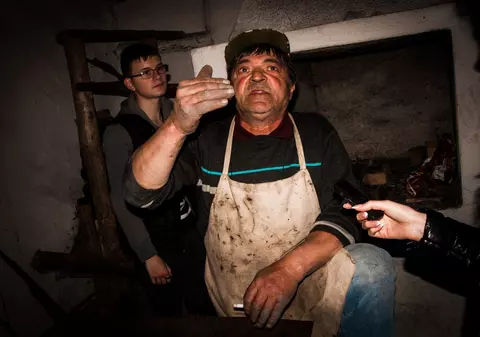 Ultimul potcovar de pe Valea Hârtibaciului a "încălţat" pentru vară calul Muzeului ASTRA din Sibiu