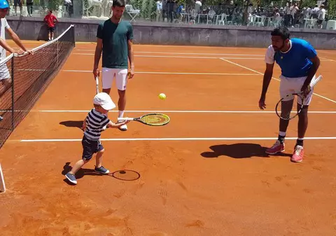 Stefan Djokovic s-a apucat de tenis la nici 3 ani. Fiul lui ”Nole” dă tare și precis cu racheta