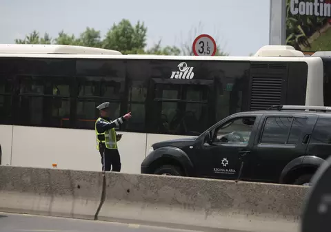 VIDEO EXCLUSIV/ Șoferii au reacționat dur împotriva haosului creat de banda unica RATB. Gabriela Firea a anunțat ridicarea restricțiilor