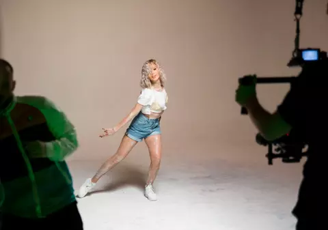 FOTO EXCLUSIV/ Alina Eremia, „îmbrăcată” cu 4 kg de sclipici pentru o schimbare inedită de look. A vrut un suflu nou pentru cel mai recent clip