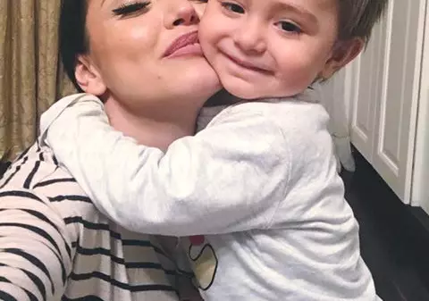 Băiețelul Andreei Mantea se ține de năzdrăvănii. A zgâriat mașina unei colege a vedetei și și-a pictat mama pe față
