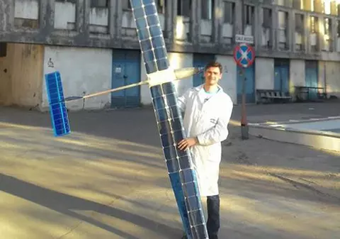 Un student din Craiova a inventat avionul care zboară nonstop. Prototipul revoluționar este alimentat cu baterii solare