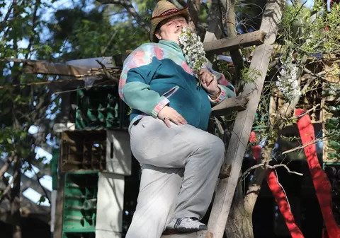 Bobiță din Las Fierbinți, acoperit complet în gips. A căzut de pe scară