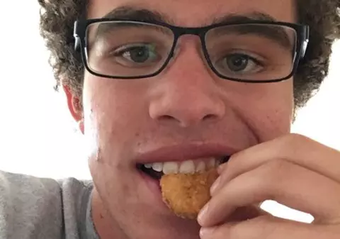 Cum a reușit un tânăr să primească gratuit timp de un an chicken nuggets. Povestea celui mai distribuit mesaj de pe Twitter