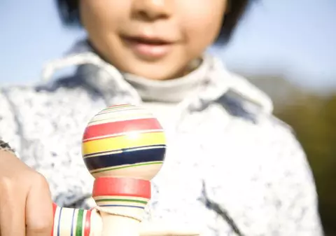 Ce este kendama, jucăria la modă care a figurat și pe lista subiectelor la Evaluarea Națională