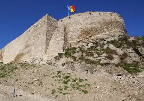 Tânăr mort la Cetatea Devei. A căzut de pe zid în timp ce făcea poze