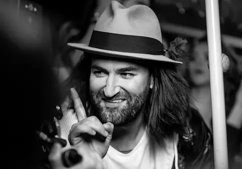 Smiley lansează Domnu’ Smiley , o autoironie muzicală despre refrenul vieții lui