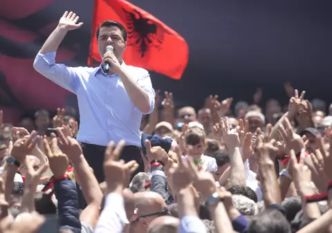 Zeci de albanezi otrăviți cu un praf alb la un miting