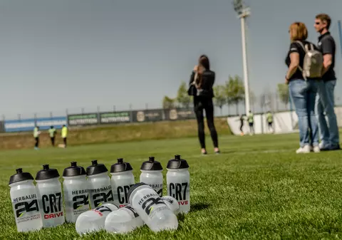 Herbalife continuă parteneriatul cu Viitorul. Jucătorii ”Regelui” beau după CR 7
