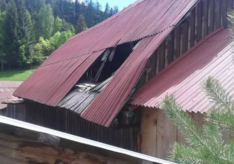 Motociclist mort într-un accident în Valea Putnei, județul Suceava. A plonjat cu motocicleta prin acoperișul unei case