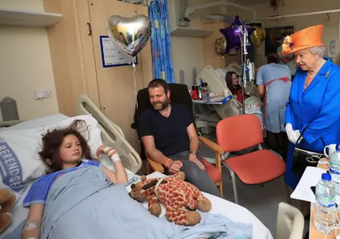 Regina Elisabeta a II-a a Marii Britanii, în vizită la copiii răniți în atacul de la Manchester Arena