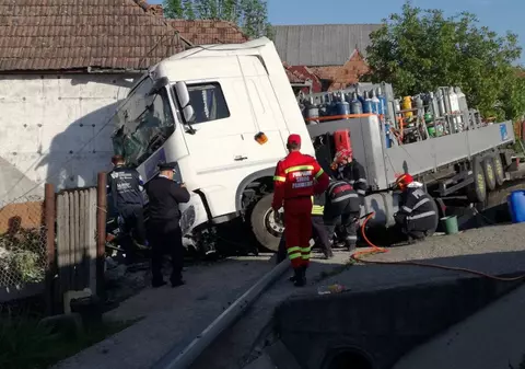 TIR încărcat cu butelii, implicat în accident pe DN 17