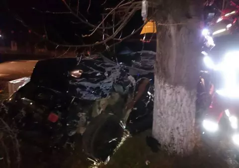 Accident mortal în Slănic-Prahova. Un șofer de 21 de ani a intrat într-o mașină parcată