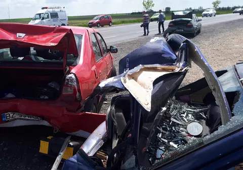 O familie a fost spulberată într-un accident între Râmnicu Sărat și Buzău. Un băiețel, printre cei patru răniți duși la spital