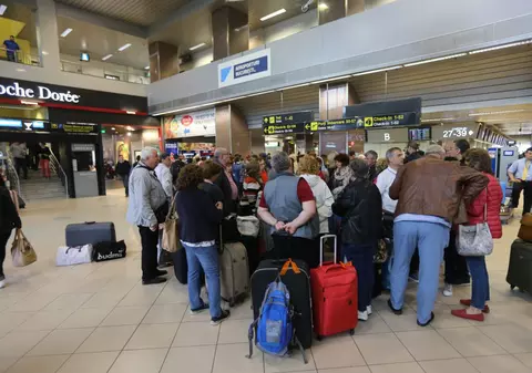 Cozi de aşteptare de până la 4 ore în aeroporturi din Europa. Controalele la sânge și vameșii insuficienți pun în pericol concediile