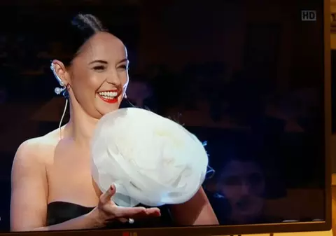 Andreea Marin i-a oferit trandafirul din piept lui Alex Velea, în finala Uite cine dansează. Face parte din ținuta sa din această seară