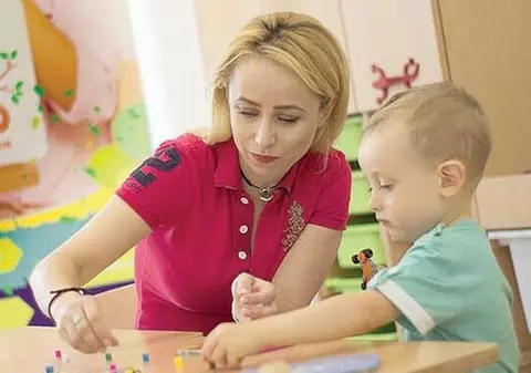 Ce îi mână în luptă pe părinții care se opun obligativității vaccinării. Drama actriței Ani Crețu a început cu imunizarea la rujeolă