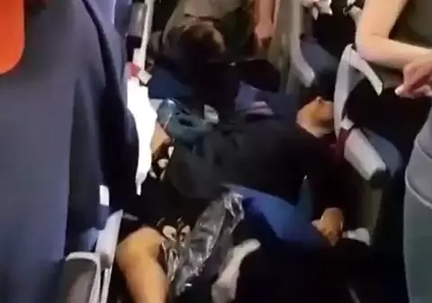 Aproximativ 20 de pasageri ai unui avion au fost răniți din cauza turbulențelor | VIDEO