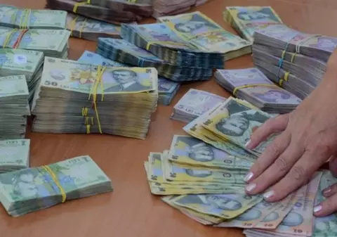Casiera unei bănci din Prahova și-a însușit 300.000 de euro. A profitat de neatenția unei colege care nu a numărat banii
