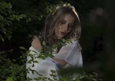 Betty lansează “Noaptea Sânzienelor”. În videoclip apare și mama cântăreței