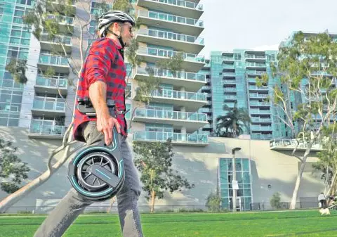 O să mergem pe „biclă” pliabilă și controlată prin smartphone. Are doar 7 kg și atinge 20 km/h