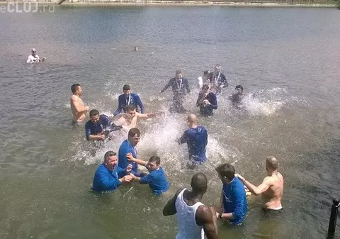 După titlul cucerit contra Stelei, baschetbaliștii de la U-BT Cluj-Napoca au făcut baie în Someș | VIDEO