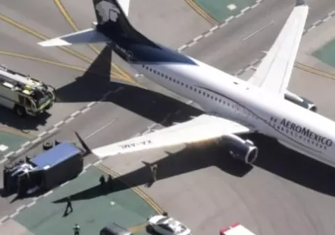 Un camion a fost răsturnat de un avion. Cel puțin opt oameni au fost răniți