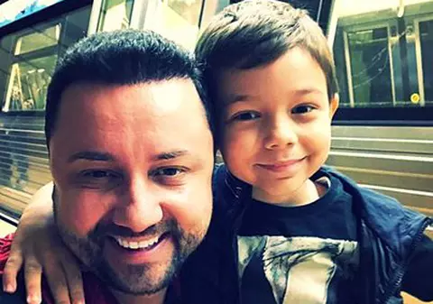 Cătalin Măruță și-a plimbat băiatul, pe David, cu metroul, autobuzul și tramvaiul. “În oraș, ca băieții!" | GALERIE FOTO
