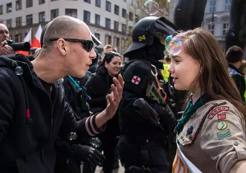 Fotografia care a făcut înconjurul lumii: O cercetașă îi ține piept unui neo-nazist