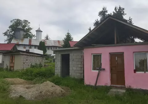UPDATE: ”Mormintele” supraterane de lângă Târgu Jiu, ridicate fără autorizație. Mitropolia Olteniei a demarat o anchetă