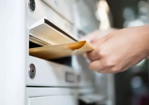 Ai primit prin poștă un contract nou pentru energia electrică? Află ce poți păți dacă refuzi să-l semnezi