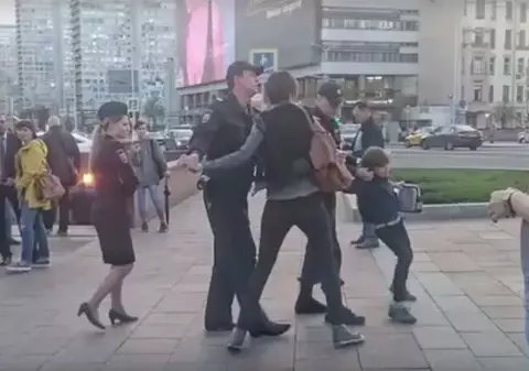 VIDEO/ Copil arestat în Moscova pentru că recita poezii pe stradă