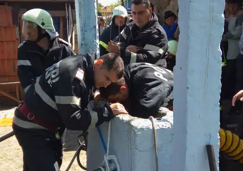 Copil salvat din puț a fost externat. Mama sa a născut în aceeași zi