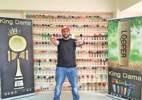 EXCLUSIV/ CRBL se pregătește de un record mondial. Colecția lui de jucării kendama numără 348 de piese și... mii de euro