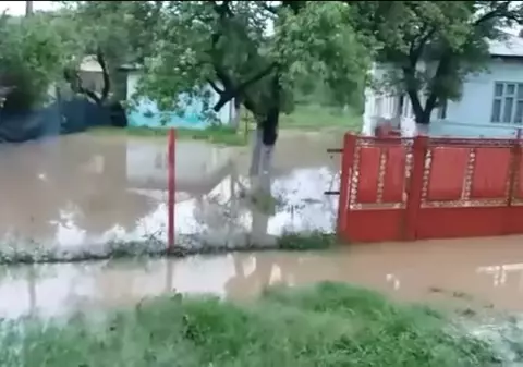 UPDATE: Inundații puternice în cinci județe din țară. Zeci de gospodării, sub ape după ploile torențiale