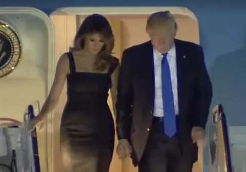 VIDEO VIRAL. A insistat până i-a ieșit! Donald Trump a reușit în sfârșit să o ia de mână pe Melania